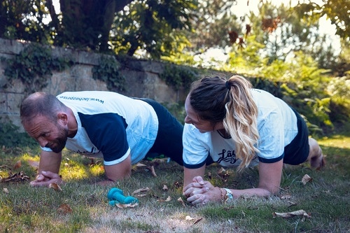 2 personnes faisant du sport