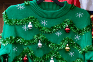 photo en gros plan d'un pull moche vers de noël en entreprise
